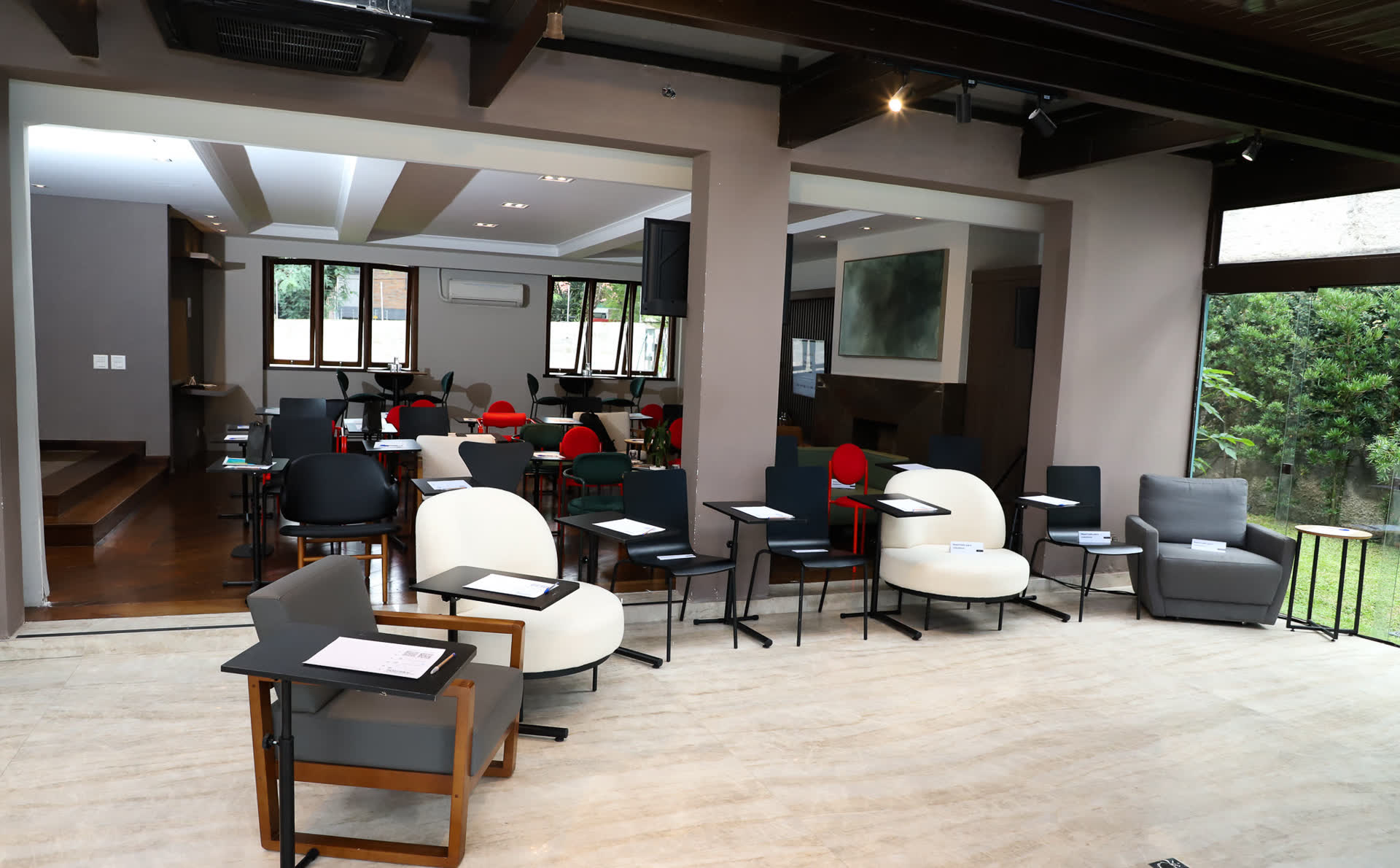 Sala ampla com lareira, integrada ao jardim — configurável para board, workshop ou cocktail.